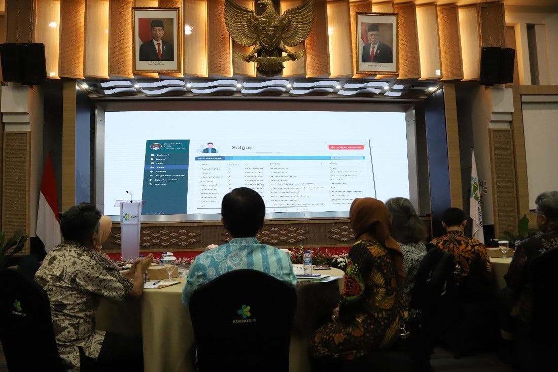 Participants of smoke-free area dashboard, photographed from behind.